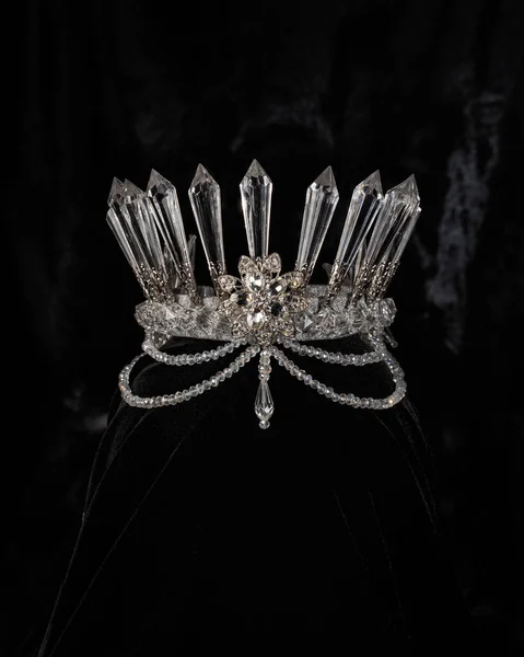 Schöne Silberne Krone Mit Kristallen Auf Schwarzem Glänzendem Hintergrund Accessoires — Stockfoto