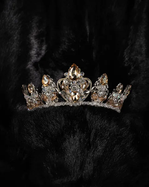 黒の背景に美しいページェントのための黄色の石と美しい銀の王冠 アクセサリーの頭飾り クローズアップ — ストック写真