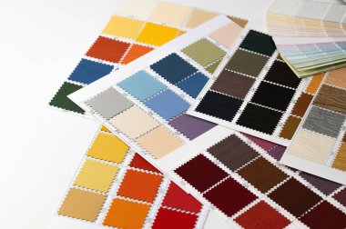 Beyaz arkaplanda kumaş örneklerinin desen paleti, ev tasarımı, tekstil malzemesi kapat