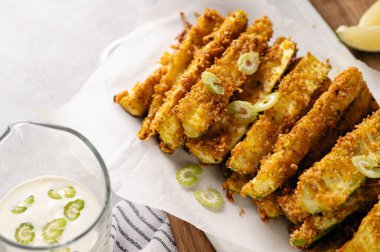 Dilimlenmiş kabak ekmeği, diyet aperatifi, restoran servisi, ekşi krema sosu ve limon dilimleri.