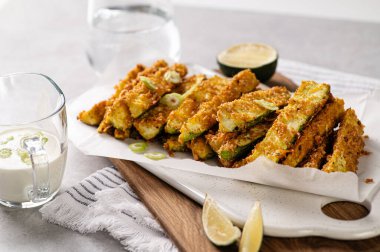 Dilimlenmiş kabak ekmeği, diyet aperatifi, restoran servisi, ekşi krema sosu ve limon dilimleri.