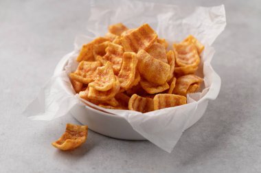 Pastırma aromalı atıştırmalıklar, aperatif, fast food, sağlıksız yemekler, beyaz arka planda, yakın planda.