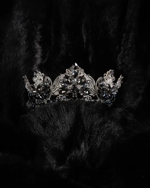 黒の光沢のある背景にミスの美しさのページェントのための黒の石と美しい銀の王冠 クローズアップ — ストック写真