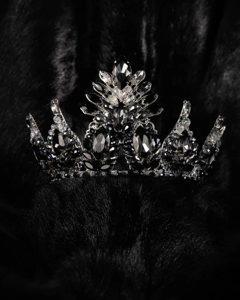 黒の光沢のある背景にミスの美しさのページェントのための黒の石と美しい銀の王冠 クローズアップ — ストック写真