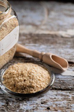 Taneli besin maya, devre dışı, canlı değil, B vitamini, ahşap arka plan, yakın plan, yan görüş