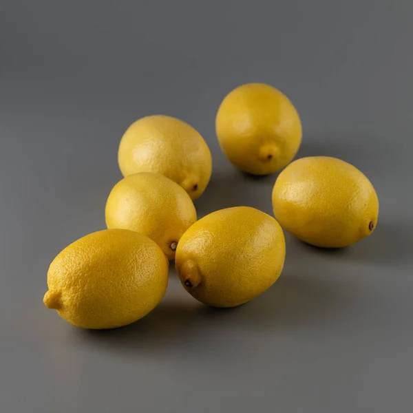 Limones Amarillos Sobre Fondo Gris Formato Cuadrado Primer Plano — Foto de Stock