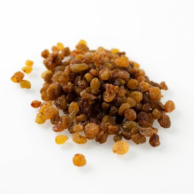 Kuru üzüm meyveleri, beyaz arkaplanda, kare biçiminde