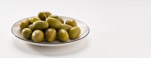 Grüne Eingelegte Oliven Auf Weißem Hintergrund Banner Platz Für Text — Stockfoto