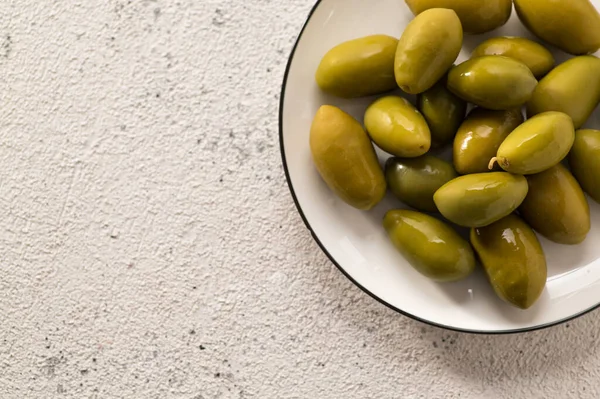 Açık arkaplanda yeşil zeytin turşusu, metin için boşluk, yakın çekim