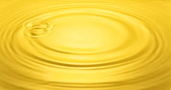 Caída Gotas Superficie Del Agua Salpicaduras Ondulaciones Agua Color Amarillo — Foto de Stock