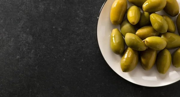 Grüne Eingelegte Oliven Auf Dunkelgrauem Hintergrund Banner Platz Für Text — Stockfoto