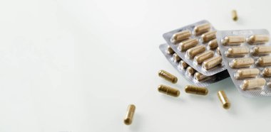 Metin için beyaz arkaplan, pankart ve boş alan üzerindeki paketlemedeki diyet takviyeleri