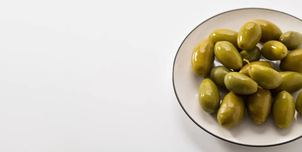 白色背景上的绿色腌制橄榄 顶部视图 文字空间 — 图库照片