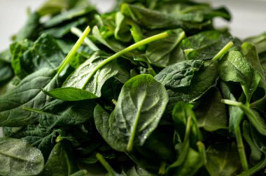 Donmuş ıspanak, açık arkaplanda, buzlu yeşil yapraklar, yakın plan.