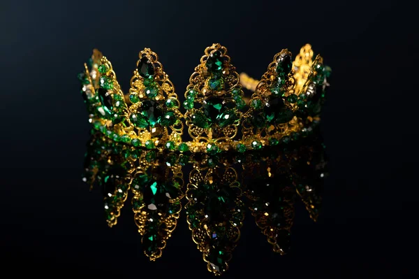 Домашнее Убранство Корона Желтого Металла Зеленых Камней Черном Фоне Отражением Лицензионные Стоковые Фото