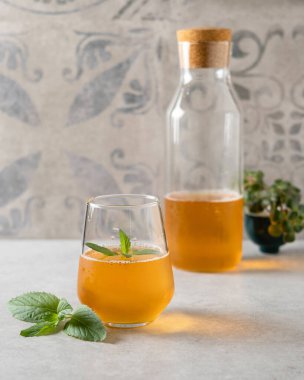 Nane şekerli kombu çayı, çay mantarı, sıcakta ferahlatıcı içecek, bağırsak için probiyotikleri. Hafif arkaplan, dikey biçim