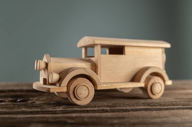 Tahta bir arka planda çocuk oyuncağı, araba.