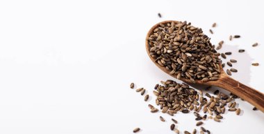 Deve çekirdekleri tahta kaşıkta beyaz arka planda, afişte, yazı için yer