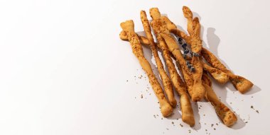 Grissini, beyaz arkaplanda ekmek çubukları, pankart, metin için yer