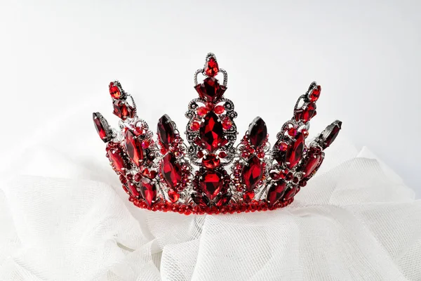 Ornement Cheveux Une Couronne Avec Une Pierre Rouge Symbole Puissance — Photo