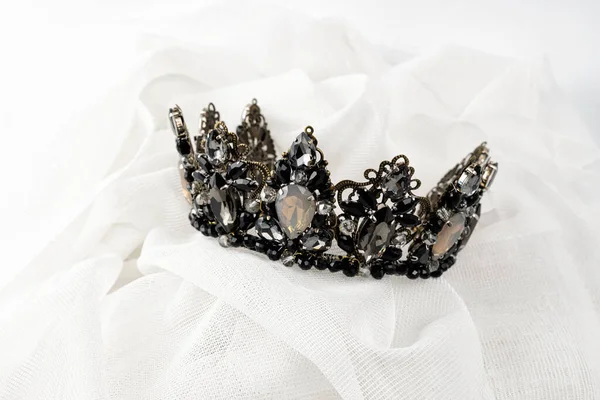 Ein Haarschmuck Eine Krone Mit Schwarzem Stein Ein Symbol Für — Stockfoto
