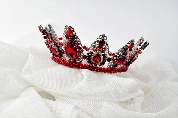Ein Haarschmuck Eine Krone Mit Rotem Stein Ein Symbol Für — Stockfoto