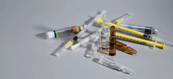 Medikamente Ampullen Mit Injektionen Und Einmalspritzen Impfungen Banner Platz Für — Stockfoto