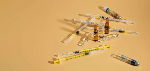 Orvosi Gyógyszerek Injekcióval Ellátott Ampullák Egyszer Használatos Fecskendők Védőoltás Egészségügyi — Stock Fotó