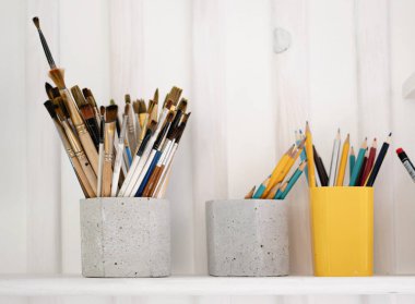 Sanatçı aletleri, beton bir stantta fırçalar, sanat yaratıcı stüdyo