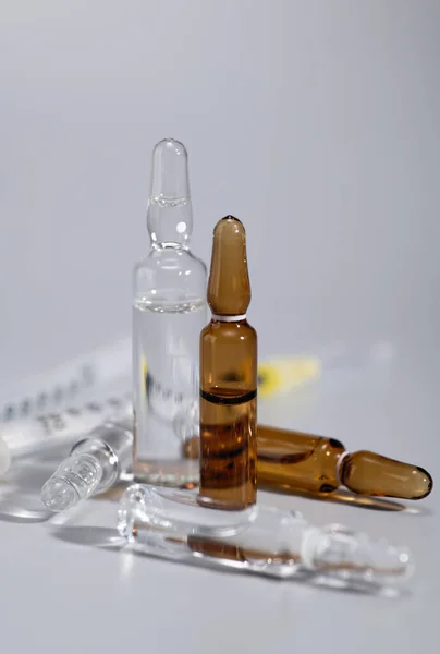 Medicinske Lægemidler Ampuller Med Injektioner Engangssprøjter Vaccination Close Lodret Format - Stock-foto