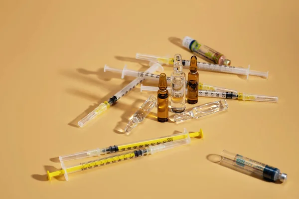 Medikamente Ampullen Mit Injektionen Und Einmalspritzen Impfungen Gesundheitsfürsorge Querformat Nahaufnahme — Stockfoto