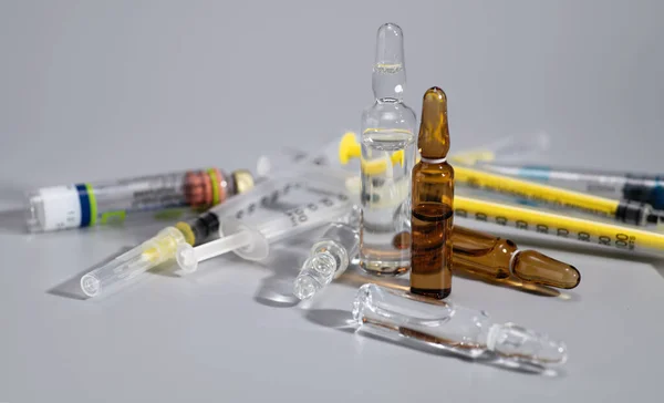 Medikamente Ampullen Mit Injektionen Und Einmalspritzen Impfungen Querformat Nahaufnahme Grauer — Stockfoto