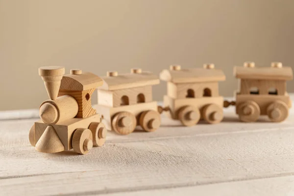光を背景にした子供用の木製の生態玩具 蒸気機関車 — ストック写真