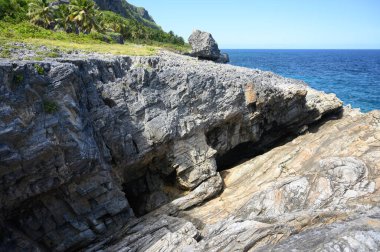 Bu fotoğraf, Dominik Cumhuriyeti 'nin muhteşem ormanlarından bir kayanın nasıl çıktığını gösteriyor. Palmiye ormanları ve diğer egzotik bitkiler kaya tırmanışı için idealdir. Karayipler 'in vahşi yerleri