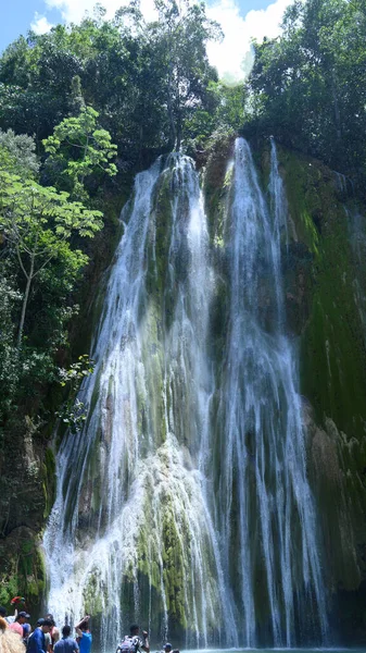 该瀑布的照片是在多米尼加共和国热带雨林拍摄的 清澈的大自然和美丽给人留下了深刻的印象 — 图库照片