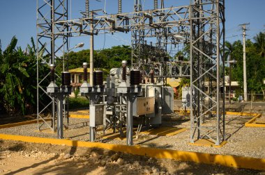 Carribbian Adası 'ndaki elektrik santrali. Egzotik bitkilerin etrafında - orman. Dominik Cumhuriyeti 'ndeki mikro güç istasyonu.