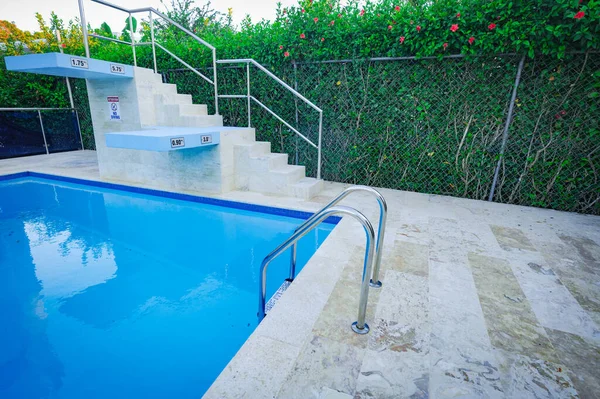 Dalgıç Tahtasıyla Metre Derinliğinde Derin Bir Havuz Yüzme Havuzu Dışarıda Stok Resim