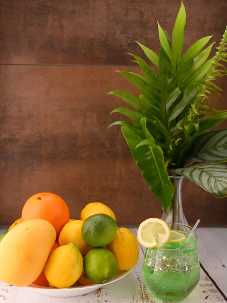 Foto Toont Een Mengeling Van Vruchten Zoals Mango Citroenen Limoenen — Stockfoto