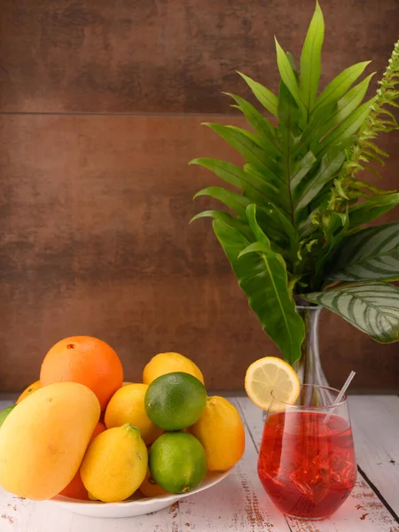 Foto Toont Een Mengeling Van Vruchten Zoals Mango Citroenen Limoenen — Stockfoto