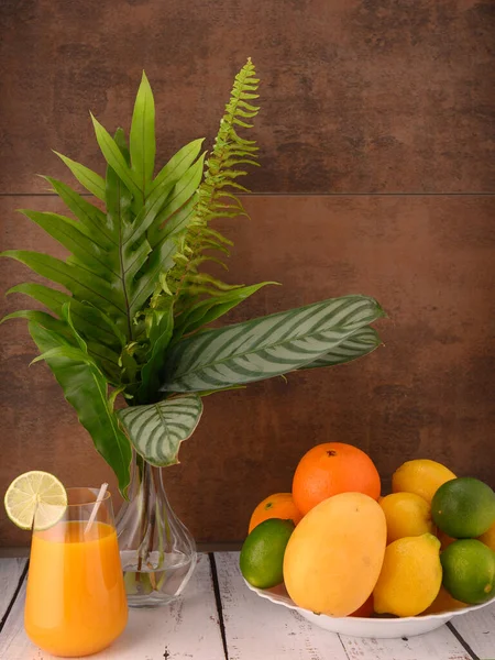 Foto Toont Vruchten Zoals Mango Citroenen Limoenen Sinaasappels Midden Foto — Stockfoto