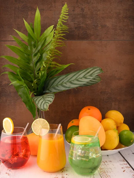 Foto Toont Verschillende Verse Vruchten Zoals Mango Citroenen Limoenen Sinaasappels — Stockfoto