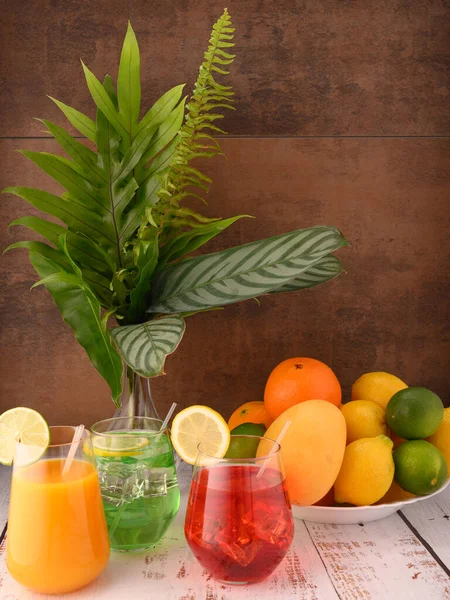 Foto Toont Verschillende Soorten Vers Fruit Zoals Mango Limoenen Midden — Stockfoto