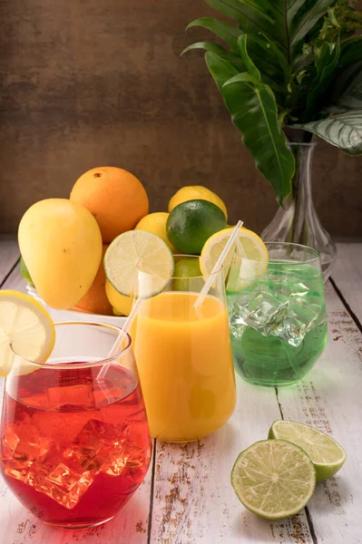 Foto Toont Verschillende Soorten Vers Fruit Zoals Mango Citroenen Limoenen — Stockfoto