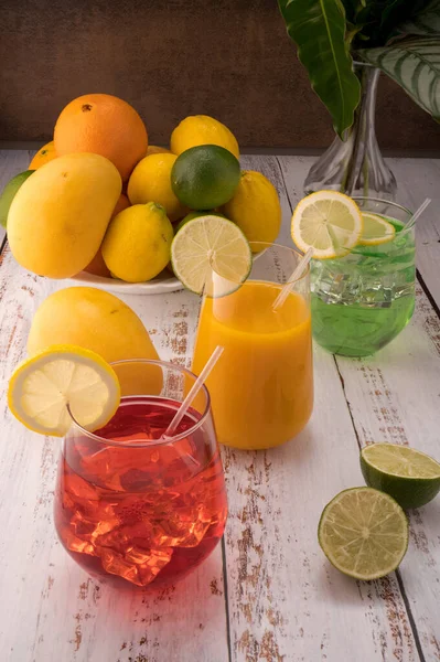 Foto Muestra Varias Frutas Frescas Como Mangos Limones Limas Naranjas — Foto de Stock