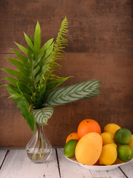 Foto Demonstreren Mengsel Van Fruit Zoals Mango Citroenen Limoenen Sinaasappels Stockafbeelding