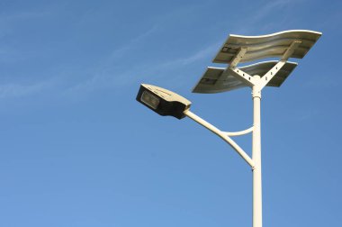 Güneş panelinin fotoğrafı Karayipler 'deki bir adada çekildi. Güneş paneli en üstte ve elektrik lambası da en altta..