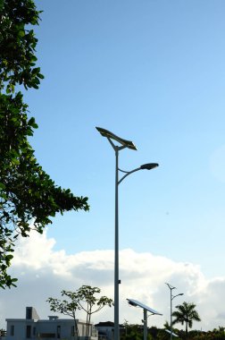 Güneş panelinin fotoğrafı Karayipler 'deki bir adada çekildi. Güneş paneli en üstte ve elektrik lambası da en altta..