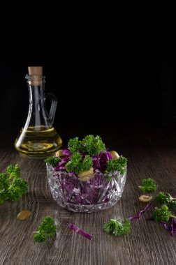 Kırmızı lahana salatası ve yeşil zeytin. Spordan önce atıştırmalık. Doğru yağlarla dolu sağlıklı bir yemek sağlıklı bir vücuda enerji sağlayacaktır. Kırmızı lahana salatası sporcunun en iyi seçimidir. Omega