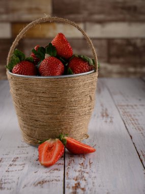Meyve sepeti iç mekan için harika bir çözümdür. Fotoğraf tuğla bir duvara karşı ve tahta bir masanın üzerinde çekildi. Resim sıcak renklerde ve renklerde yapılmıştır..