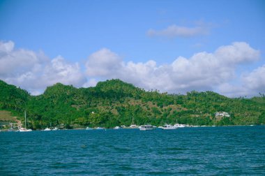 Dominik Cumhuriyeti 'nin ön planında kumlu bir plajın fotoğrafı. Bu resim Atlantik Okyanusu 'ndan gelen muhteşem kumları ve parlak mavi gökyüzünü açıkça gösteriyor, bir ufuk çizgisi oluşturuyor..
